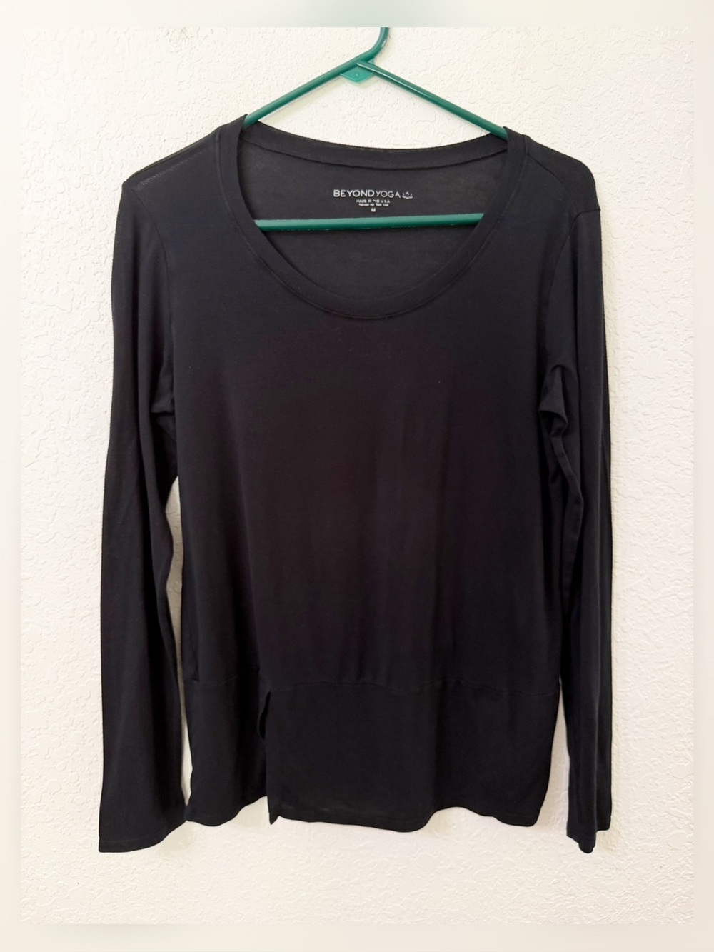 Beyond Yoga - Black Long Sleeve Scoop Neck Top - M